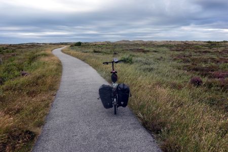 Cyklostezka vede přes vřesoviště