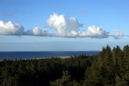 Z rozhleden je výhled na duny a moře.