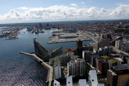 Pohled na Aarhus z výšky 142 metrů.