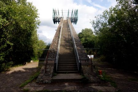 Kvůli výstupu na rozhlednu Jahrtausendblick jsem musel přelézt plot.