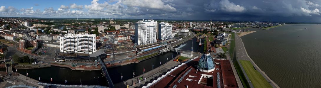 Pohled na Bremerhaven ze Sail City. Takové světlo mám rád - silné slunce a temné mraky.