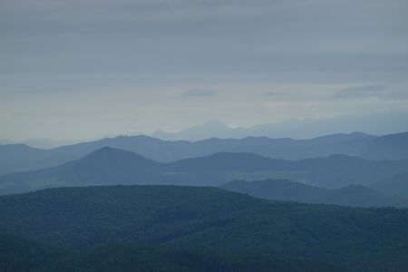 Z mraků vykukuje Velký Rozsutec