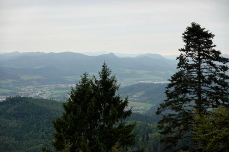 Sulovské skály , vzadu je Strážov