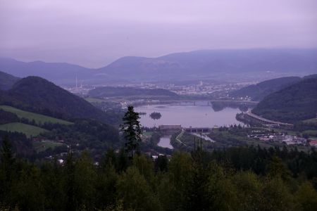 Večerní pohled na Hričovskou přehradu a Žilinu