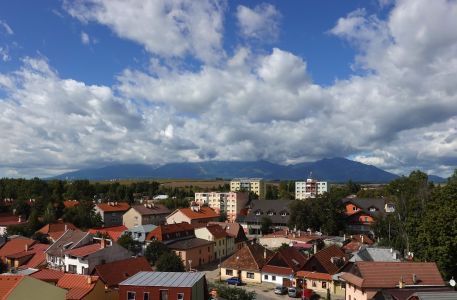 Pohled z věže hradu v Kežmaroku - počasí se vylepšuje, ale Tatry jsou stále schované v mracích.