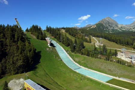 Pohled na skokanské můstky z věže