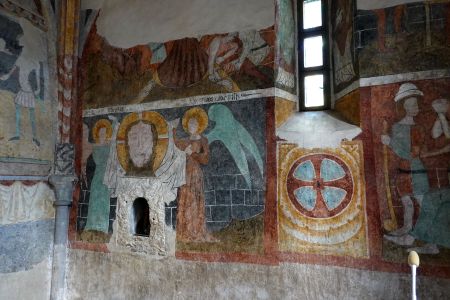 V Kostele svatého Egidia se dochovaly středověké nástěnné malby.