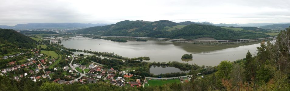 Vodní nádrž Hričov na Váhu, vlevo vzadu je Žilina.