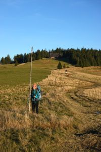 Značka je na tyči vysoko, v zimě tu zřejmě bývá hodně sněhu.