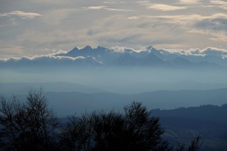 Vysoké Tatry se v neděli večer začaly halit do mraků. 