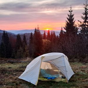 Výhled na východ slunce přímo ze stanu.