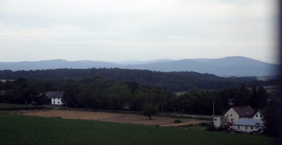 Z Tlakové věže jsou vidět i Jeseníky - uprostřed je Praděd.