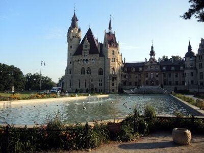 Poslední večerní paprsky slunce osvětlují zámek Moszna.