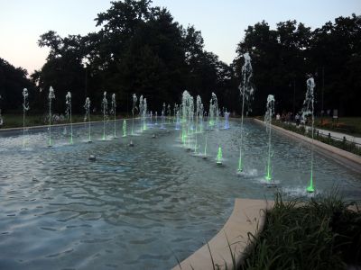 Večer byla nasvětlena fontána v parku.