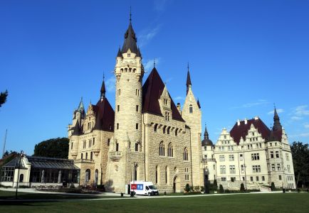 Pohádkový zámek Moszna v ranním sluníčku