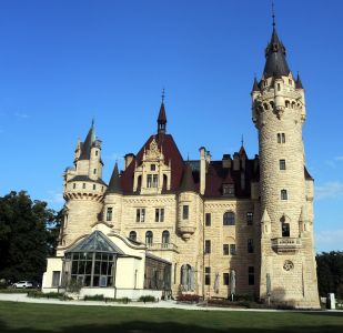 Pohádkový zámek Moszna v ranním sluníčku