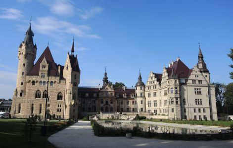 Pohádkový zámek Moszna v ranním sluníčku