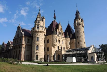 Na zámku Moszna je možné vystoupit na dvě věže -vlevo od středu je věž s balkónem, vpravo je hlavní věž.