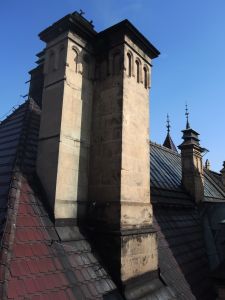Detail komínů zámku.
