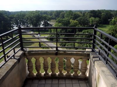 Pohled z balkónu věže na park a rybník.