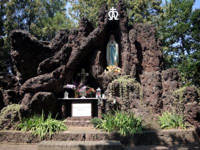 Grotta se sochou Panny Marie Lurdské ve vesnici Olbrachcice