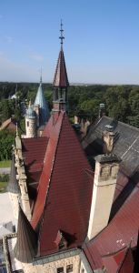 Věžiček a komínů je na zámku nespočet.