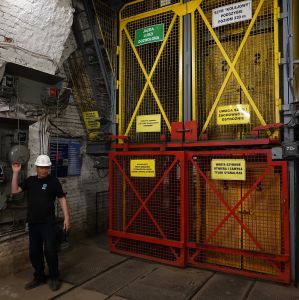 Fárání 320 metrů dolů ve třech klecích nad sebou..