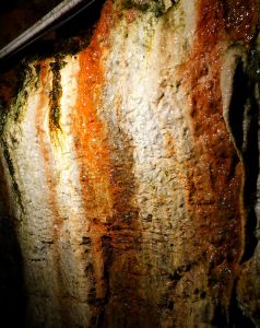 Pestrobarevné stěny štoly