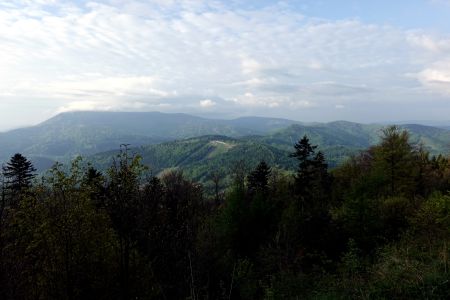 Nejvyšší hora Skrzyczne je ještě v mracích.