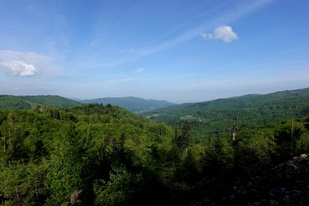 Jinde ve Slezských Beskydech je azurová obloha.