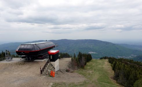 Na Skalu vede lanovka.