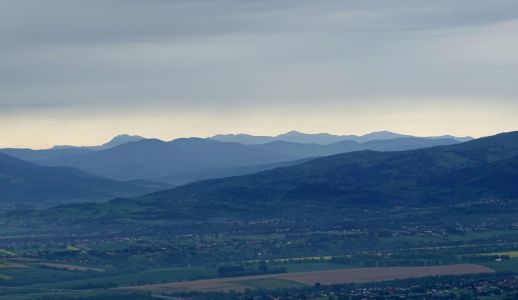 Navzdory mrakům je krásný výhled - Malá Fatra, vlevo Veľký Rozsutec, vpravo od středu Veľký Kriváň.