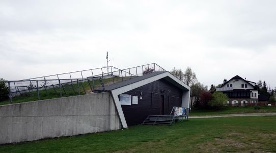Magurka Wilkowicka - dá se vylézt na střechu lyžařského centra.