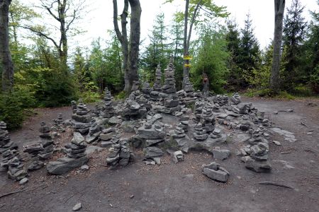 Z nejvyššího vrcholu Malých Beskyd Czupelu není žádný výhled, můžeme 