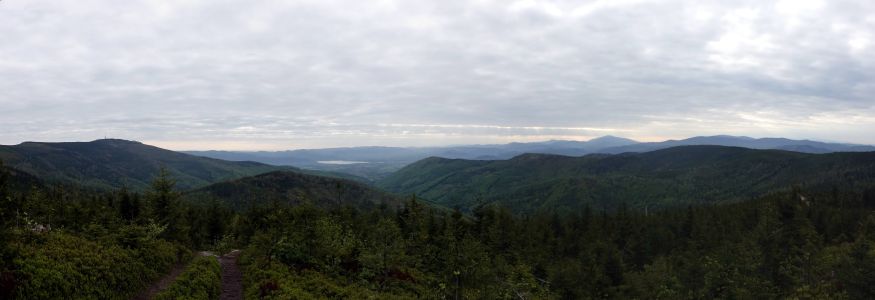 Pohled z hřebene - vlevo Skrzyczne, vpravo v pozadí Slovenské Beskydy. 