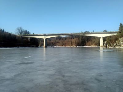 Začínáme pod mostem, už víme, že nás čeká nádherné dálkové bruslení.