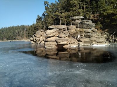 Romantické žulové břehy