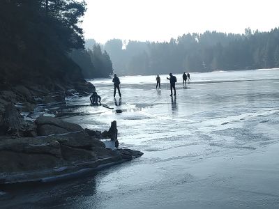 Prkno kluci nestačili použít, Vláďa se propadl na první prasklině.