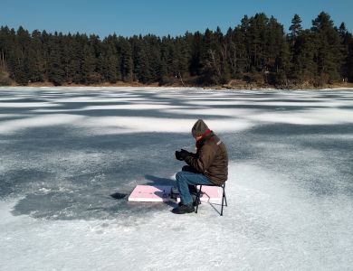 Pán čekal neúspěšně na rybu několik hodin.