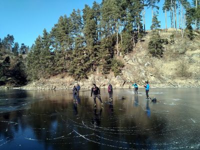 Na krásném černém ledu