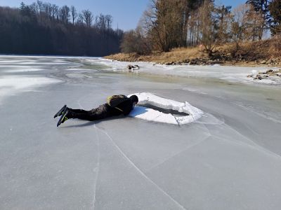 Luděk si prohlíží díru v ledu.