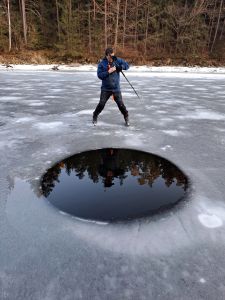 Honza se připravuje na své pyrotechnické představení.