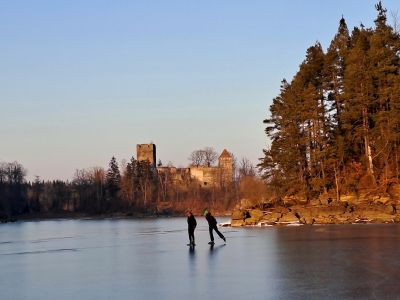 Magdaléna a Kačka před hradem