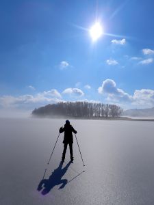 Za ostrůvkem se mlha konečně začala rozplývat.