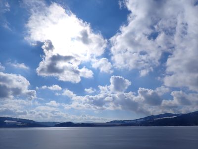 Nádherné mraky nad rozlehlou ledovou plochou