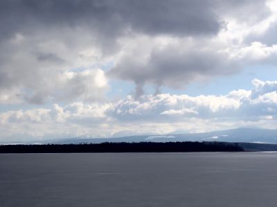 Mezi mraky se objevují Západní Tatry – Roháče.