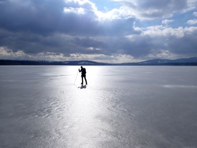 Dopoledne je led tvrdý.