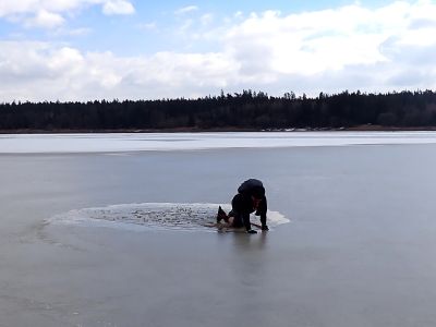 Láďa vylézá z bahna.