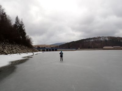 Dojíždíme k hrázi Oravské přehrady.