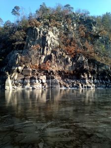 Krásný led a skály – to je Orlík.